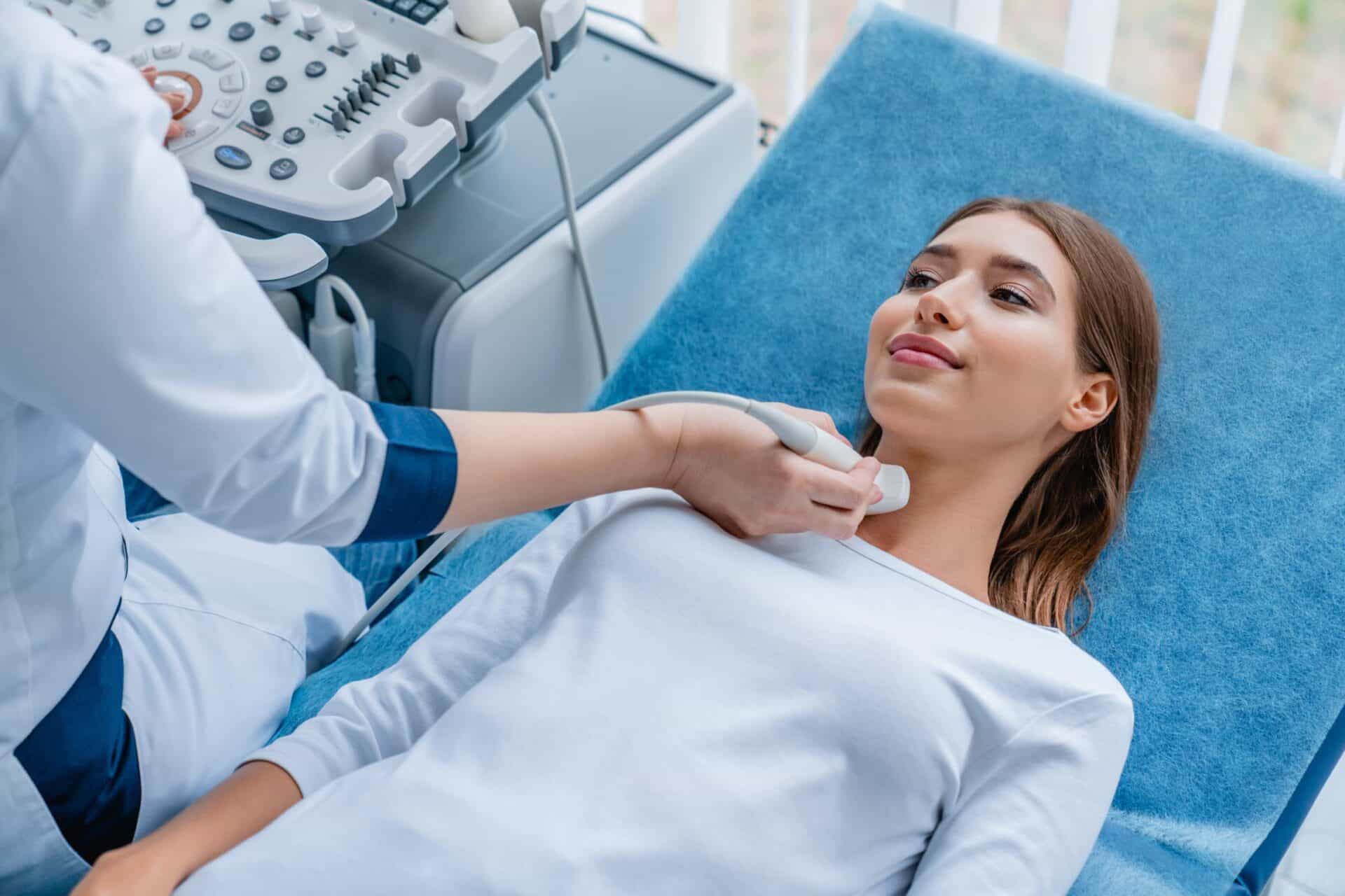 Lampada professionale e dispositivi per centri estetici in cabina trattamento moderna – migliori dispositivi centri estetici 2026